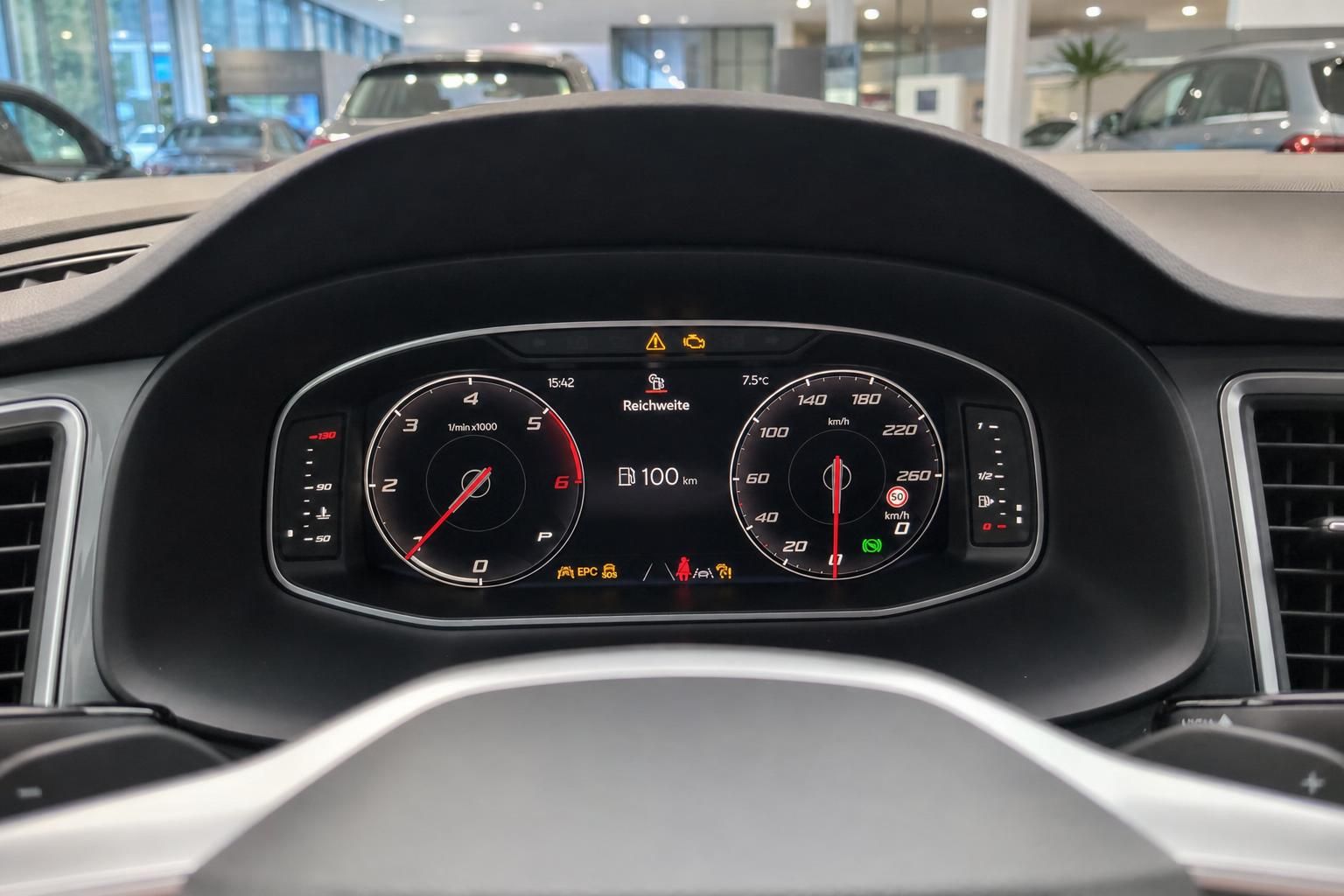 Digitales Kombiinstrument mit Tacho und Drehzahlmesser im Cockpit