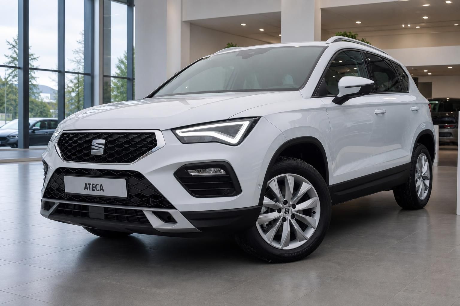 SEAT Ateca weiß Frontansicht im Autohaus Showroom