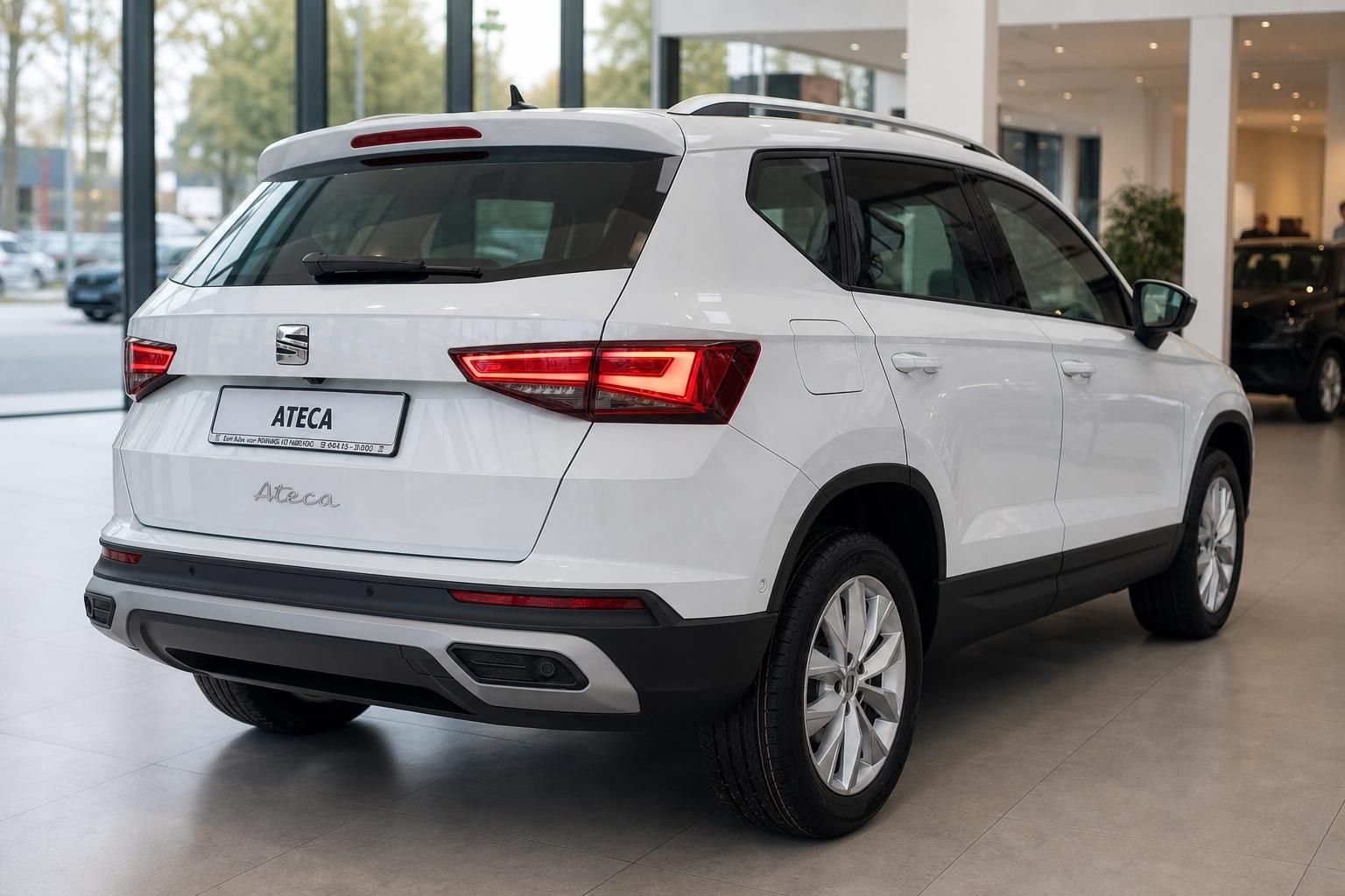 SEAT Ateca weiß Heckansicht seitlich im Autohaus