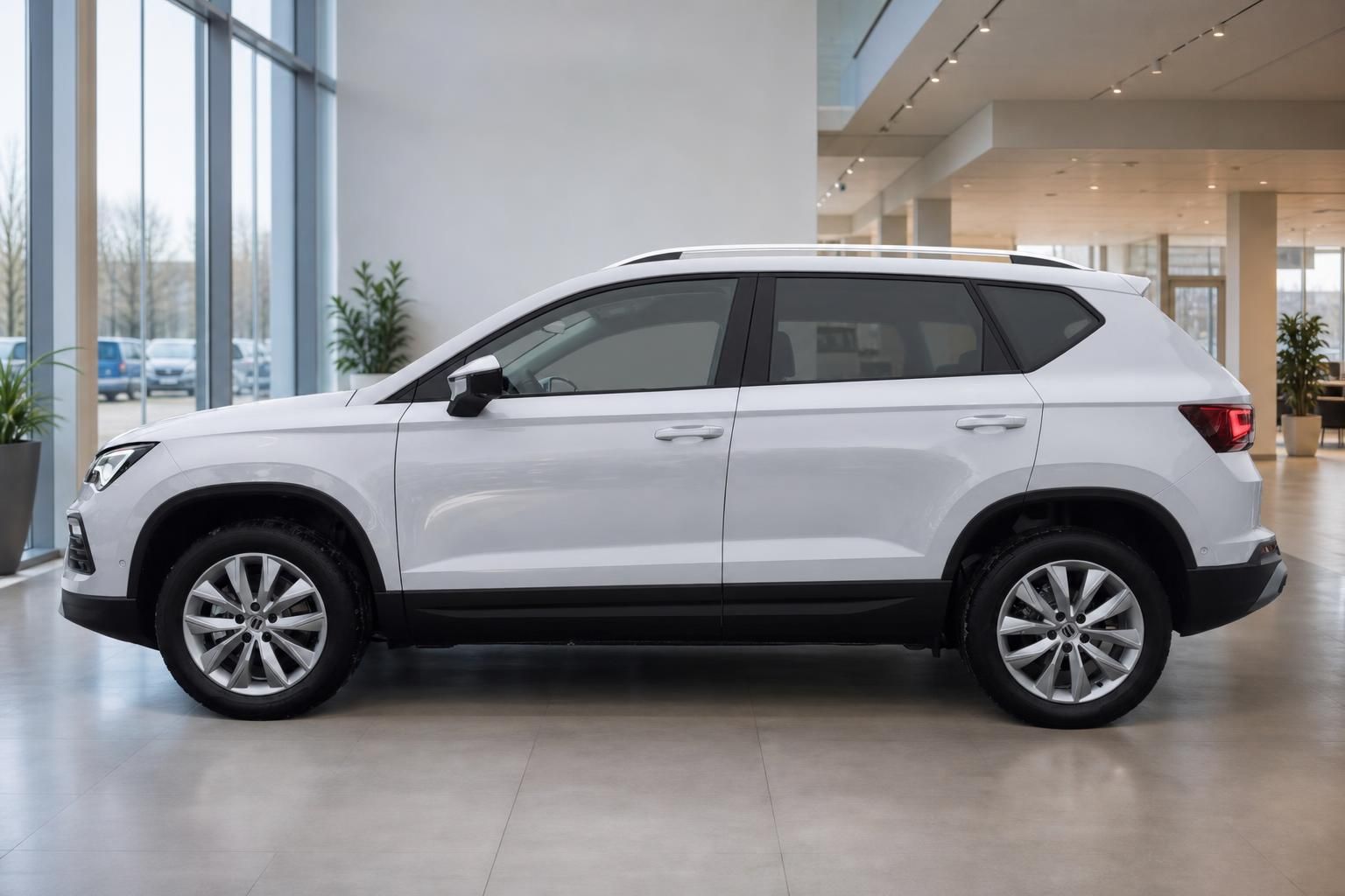 SEAT Ateca weiß Seitenansicht SUV im Showroom