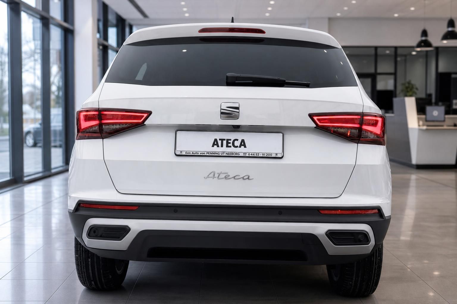 SEAT Ateca weiß Heckansicht mit Rücklichtern im Showroom