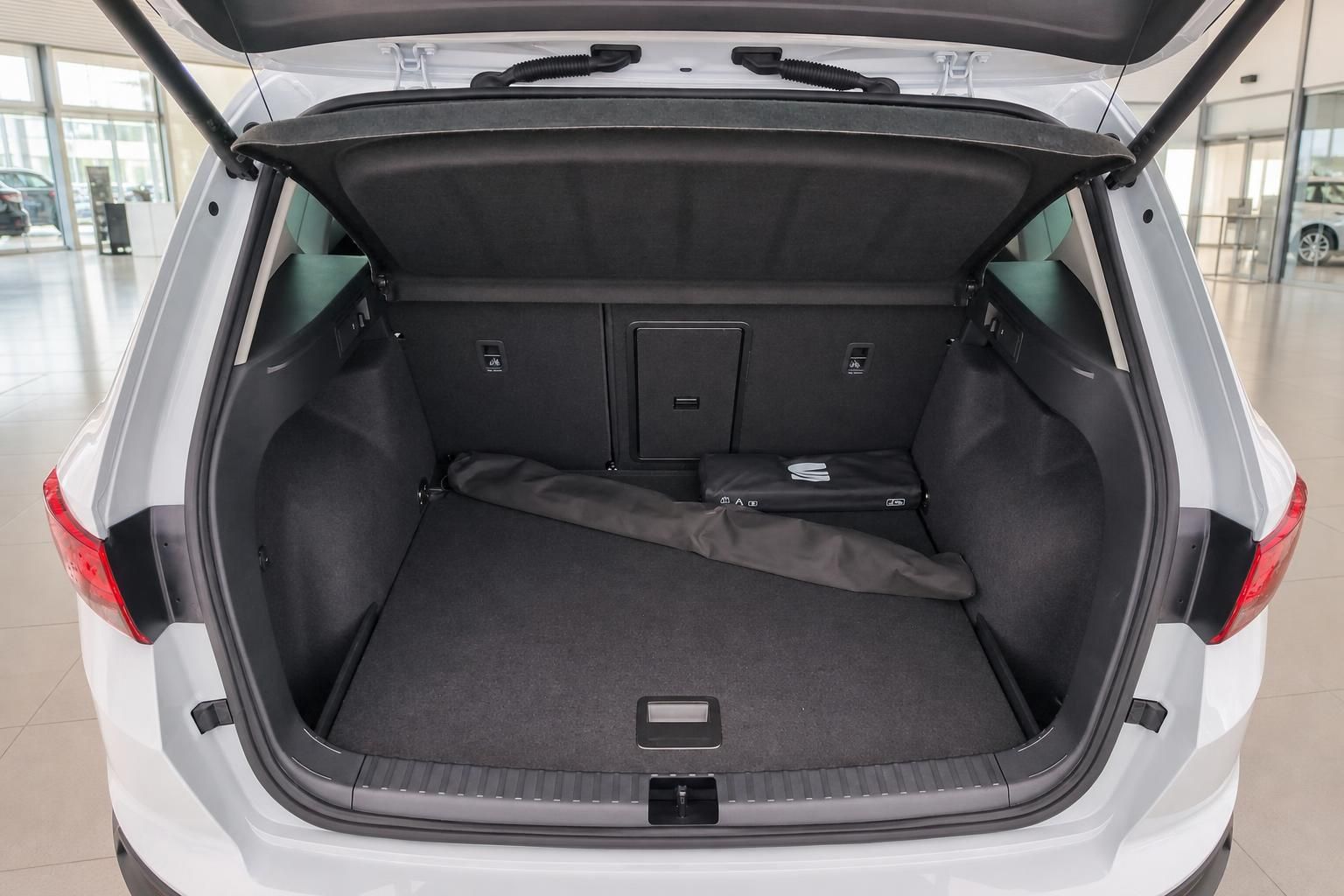 SEAT Ateca Kofferraum mit geöffneter Heckklappe und Ladefläche