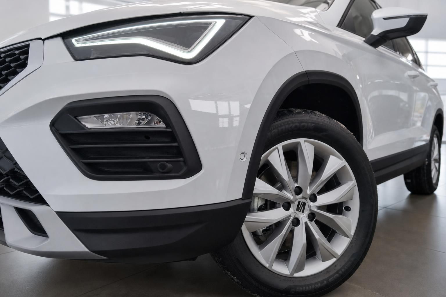 Seat Ateca weiß: Frontscheinwerfer, Felge und Reifen im Detail