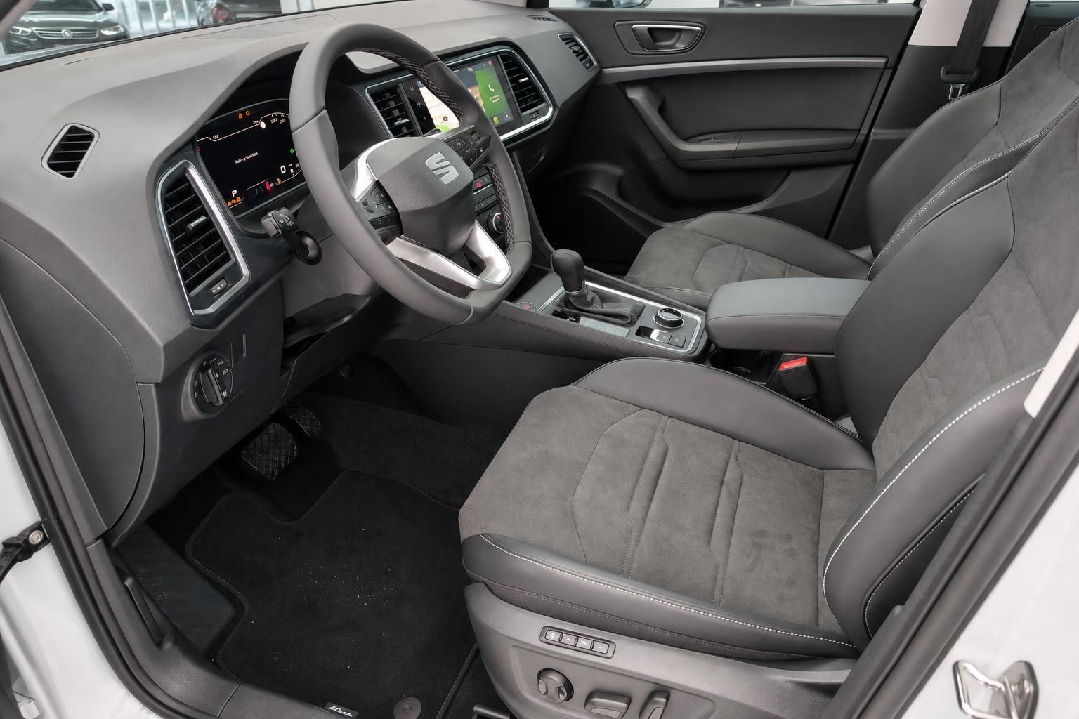 Seat Ateca Fahrerseite: Cockpit, Lenkrad und Vordersitze im Detail
