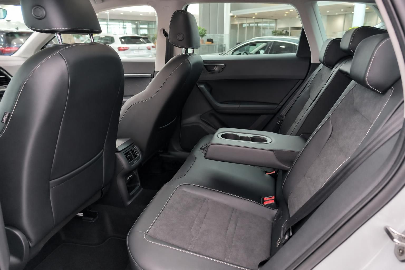 Seat Ateca Innenraum: Rücksitzbank mit Lederausstattung und Mittelarmlehne