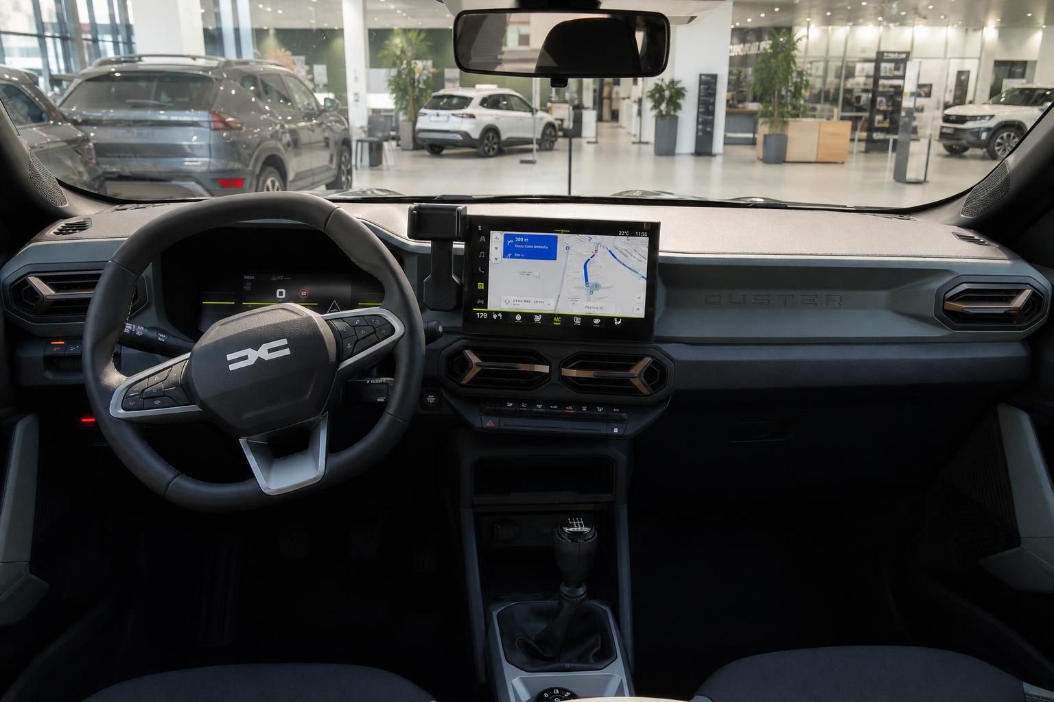 Dacia Duster Cockpit mit Lenkrad, Display und Armaturenbrett im Showroom