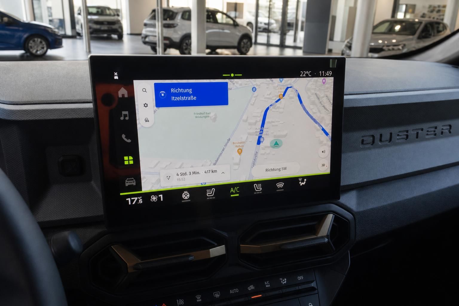 Dacia Duster Interieur mit Navigationssystem und Touchscreen im Cockpit
