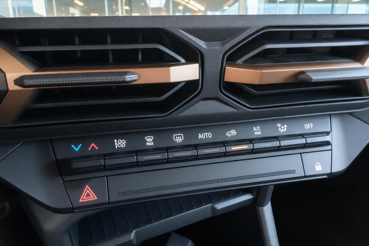 Lüftungsdüsen und Klimabedienung im Dacia Duster Innenraum Detailansicht