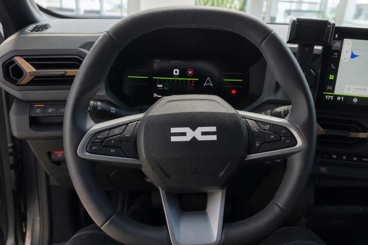 Dacia Duster Lenkrad mit Bedienelementen und digitalem Tacho im Detail
