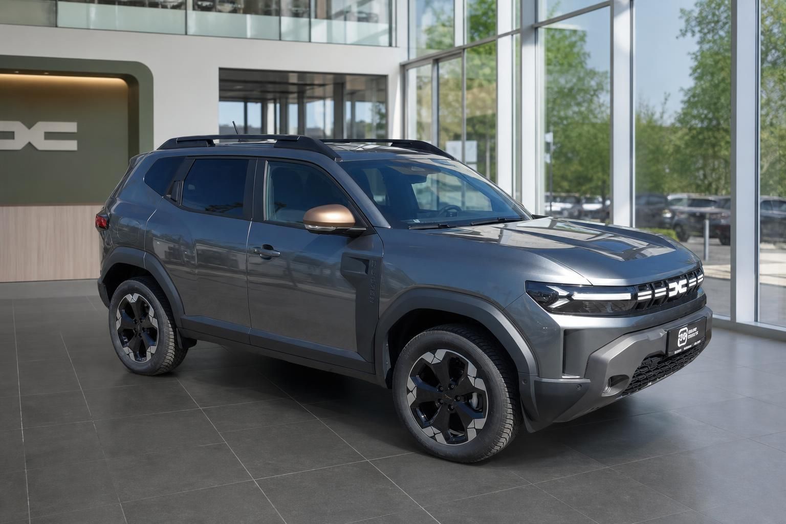 Dacia Duster in Grau, Dreiviertelansicht im Showroom