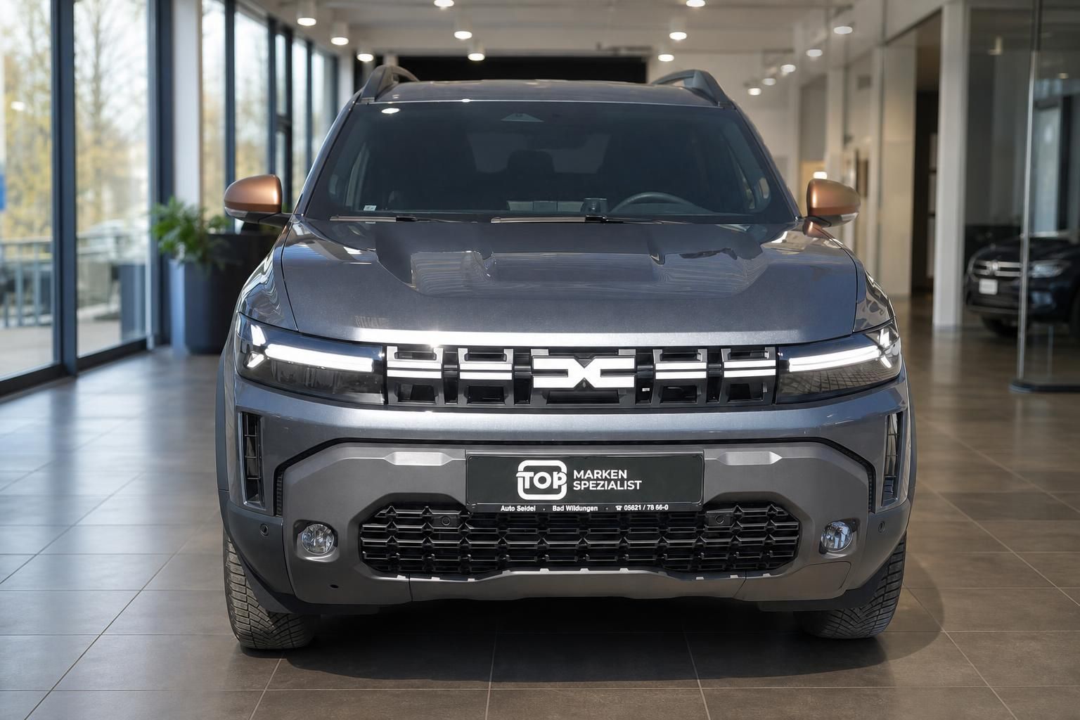 Dacia Duster grau, Frontalansicht mit Kennzeichenhalter