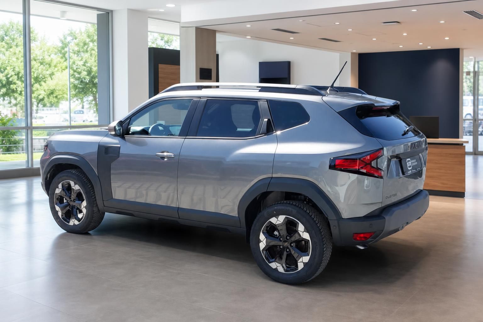 Dacia Duster grau, Heckansicht im Autohaus-Showroom