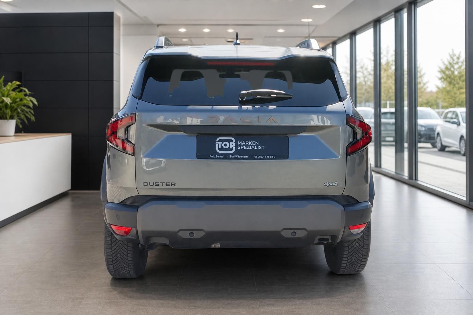 Dacia Duster 4x4 grau Heckansicht mit Kennzeichenhalter im Showroom