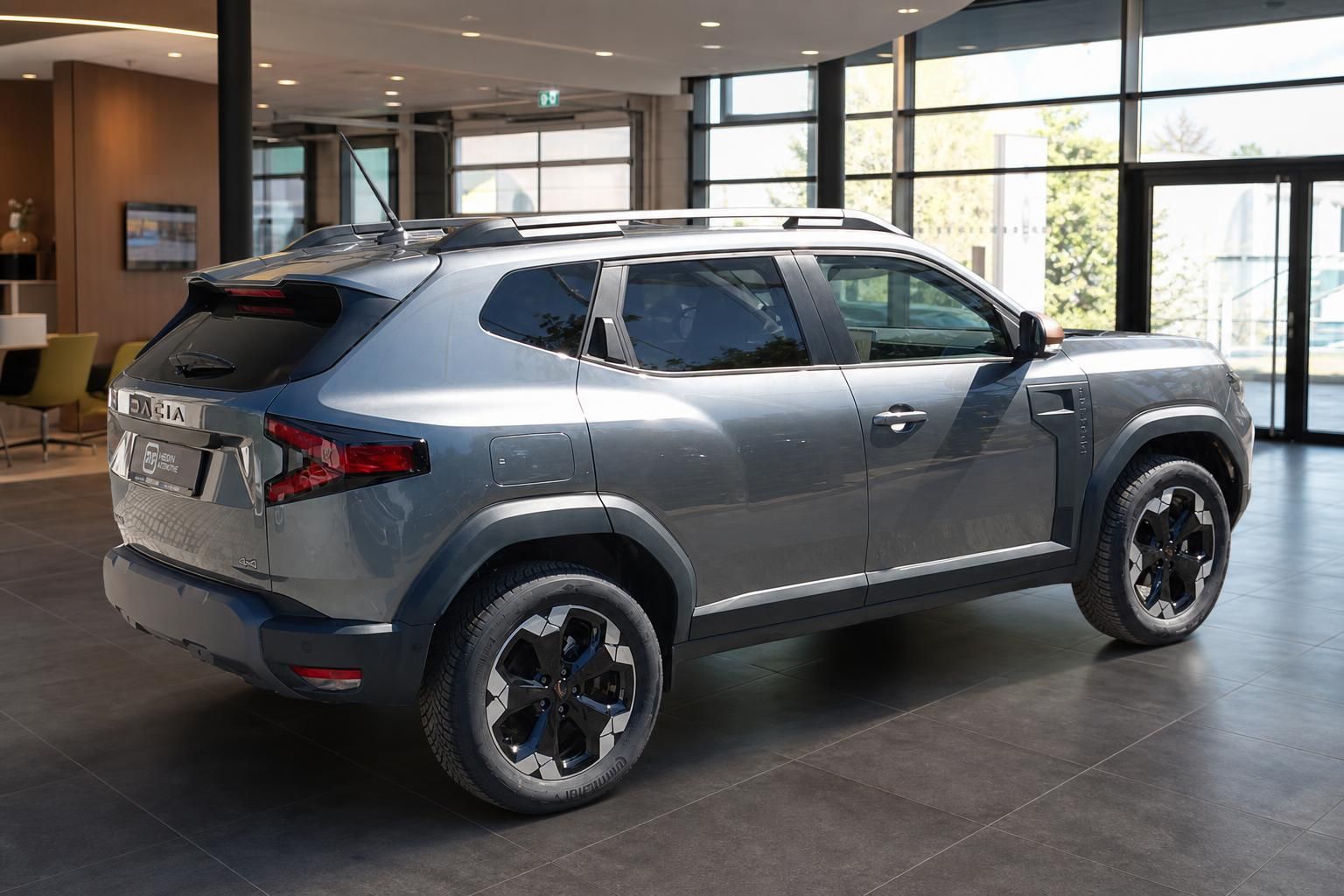 Dacia Duster grau Heckansicht seitlich im Autohaus Showroom
