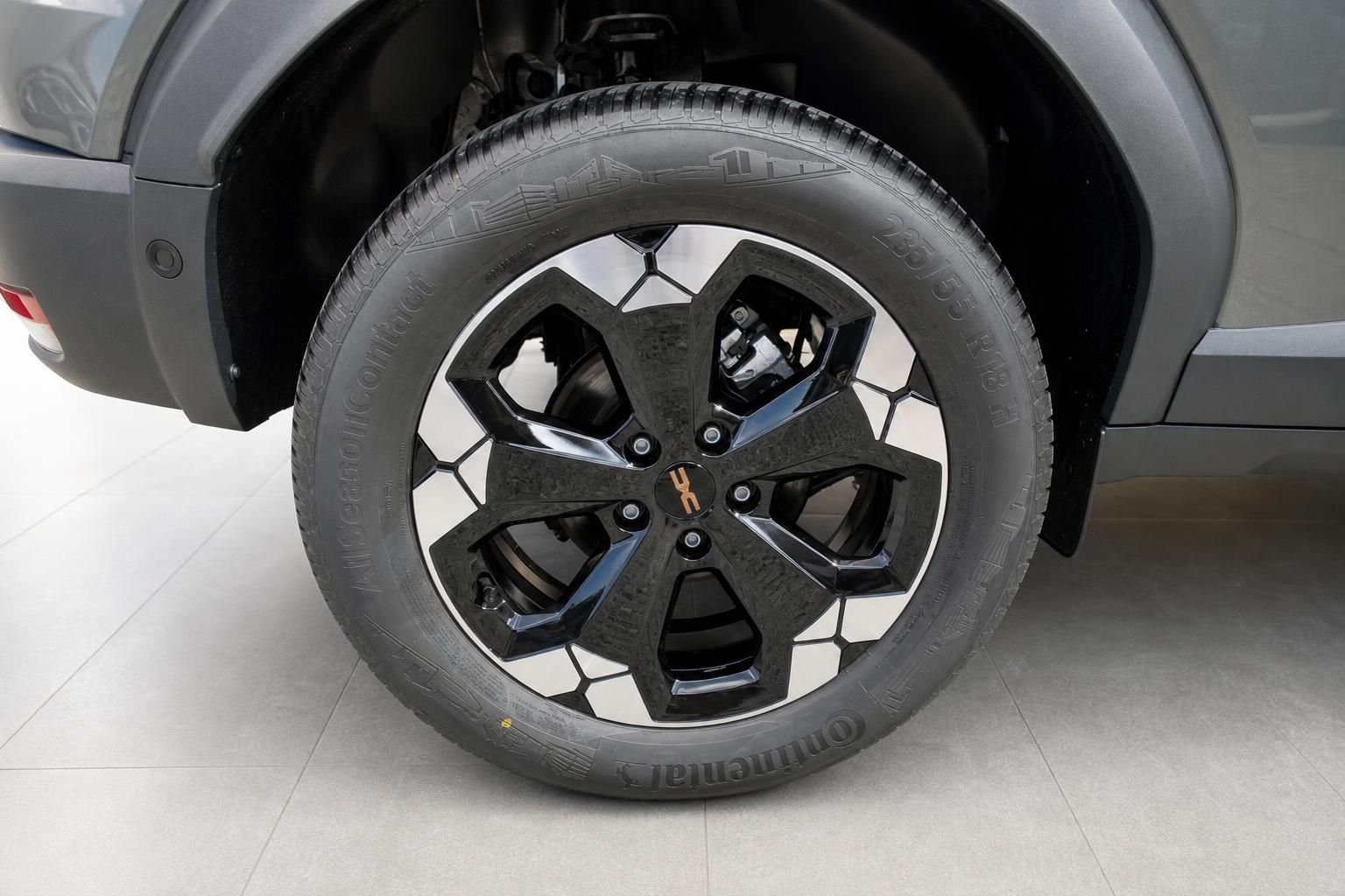 Dacia Duster Detailansicht Felge und Reifen mit Continental Bereifung
