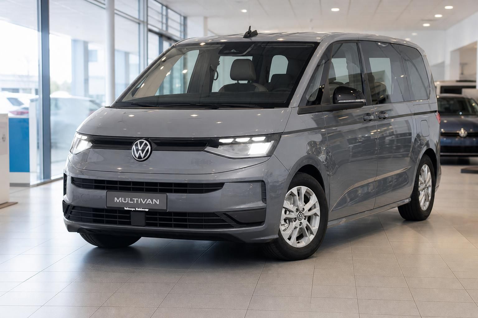 VW Multivan grau Frontansicht im Autohaus Showroom