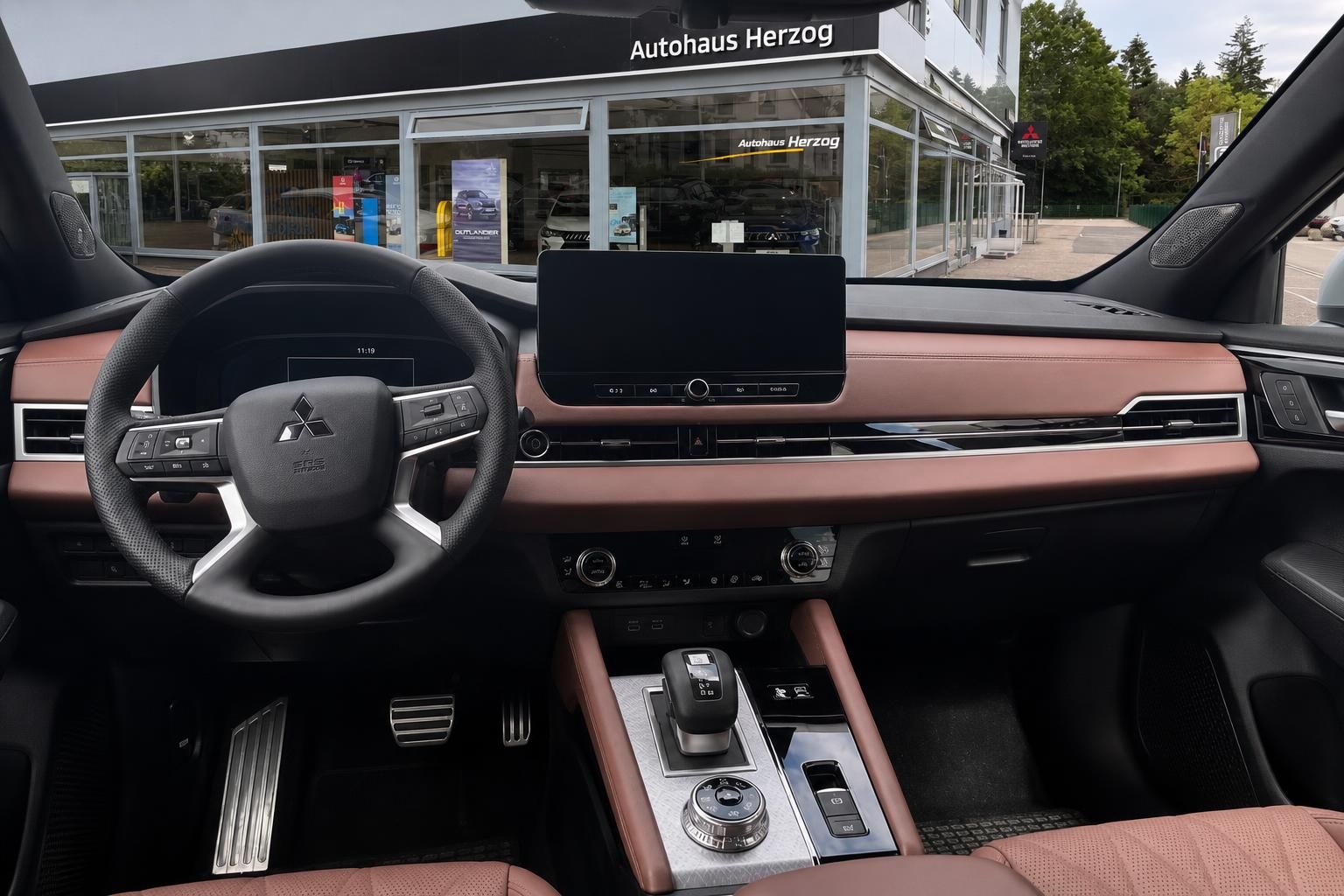Mitsubishi SUV Cockpit - Touchscreen-Display, Lenkrad und braune Lederausstattung im Detail