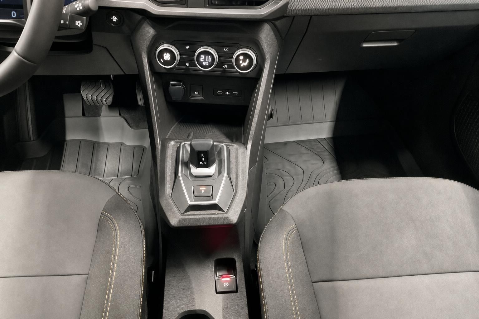 Mittelkonsole mit Automatikgetriebe und Klimabedienung im Fahrzeuginnenraum