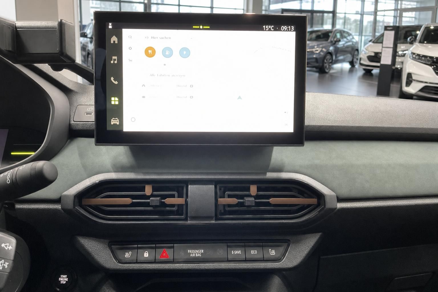 Modernes Fahrzeug-Infotainmentsystem mit Touchscreen Display und Klimabedienung im Armaturenbrett
