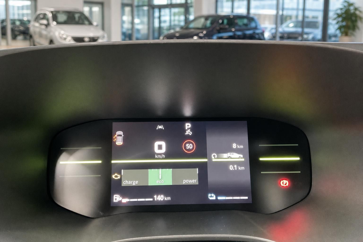 Digitales Kombiinstrument eines Elektrofahrzeugs mit Reichweitenanzeige und Navigationsinformationen
