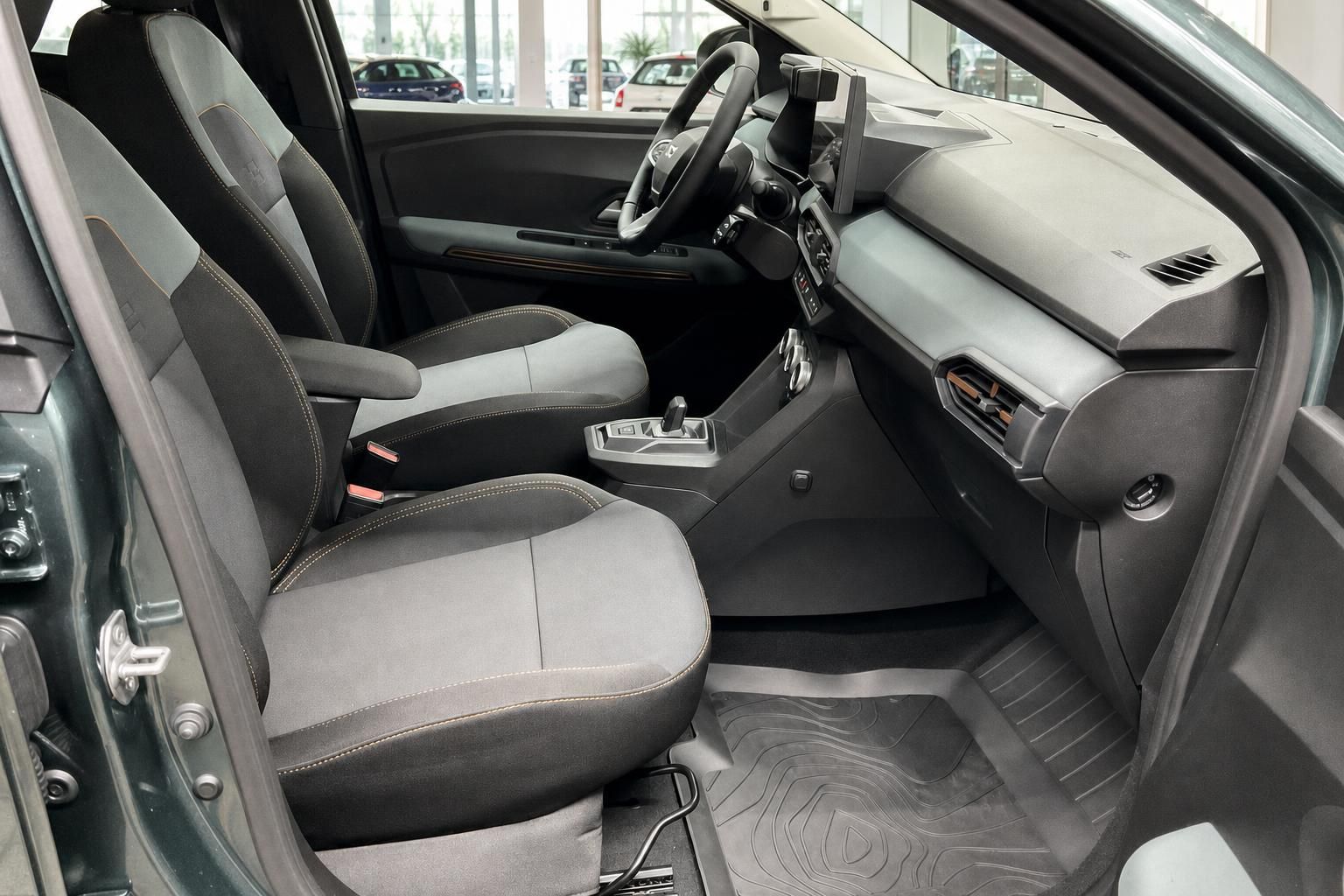 Geräumiger Fahrzeuginnenraum mit Zweifarbsitzen in Grau und Kupfer-Details im modernen Design