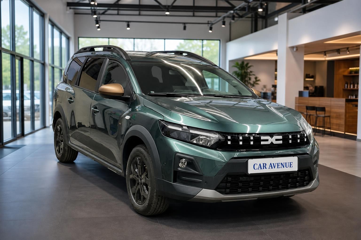 Dacia Jogger SUV grün metallic Frontansicht im Showroom - modernes Familienauto