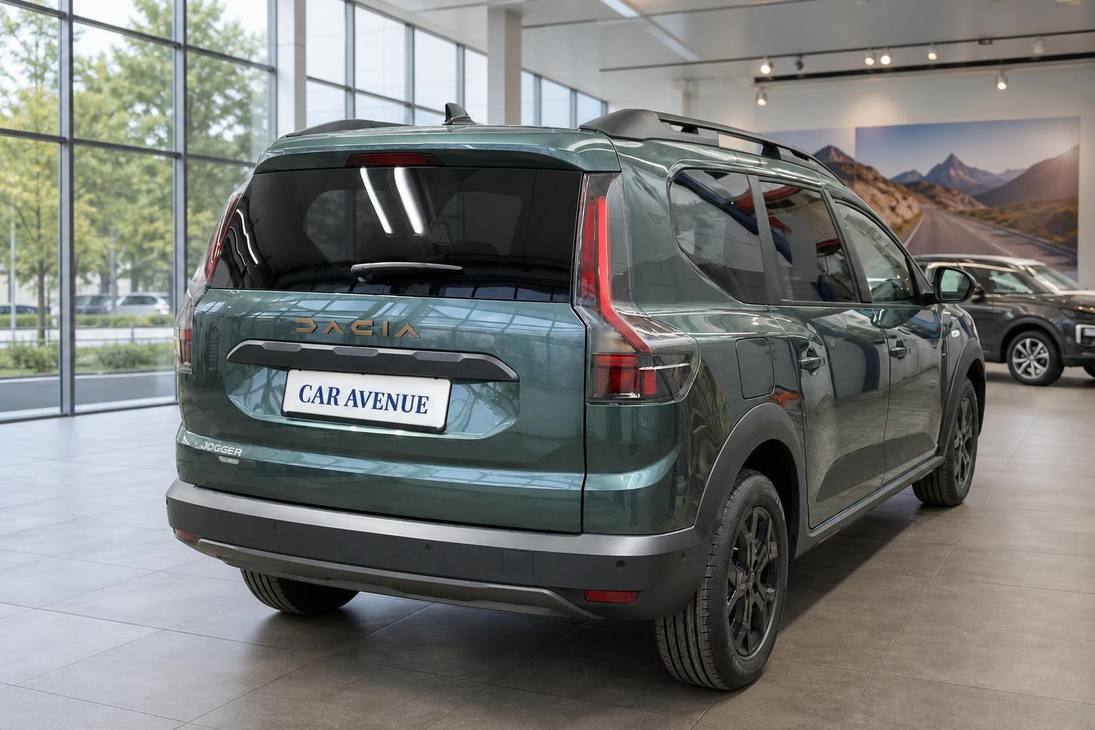 Dacia Jogger SUV grün metallic Heckansicht im Autohaus - 7-Sitzer Familienauto