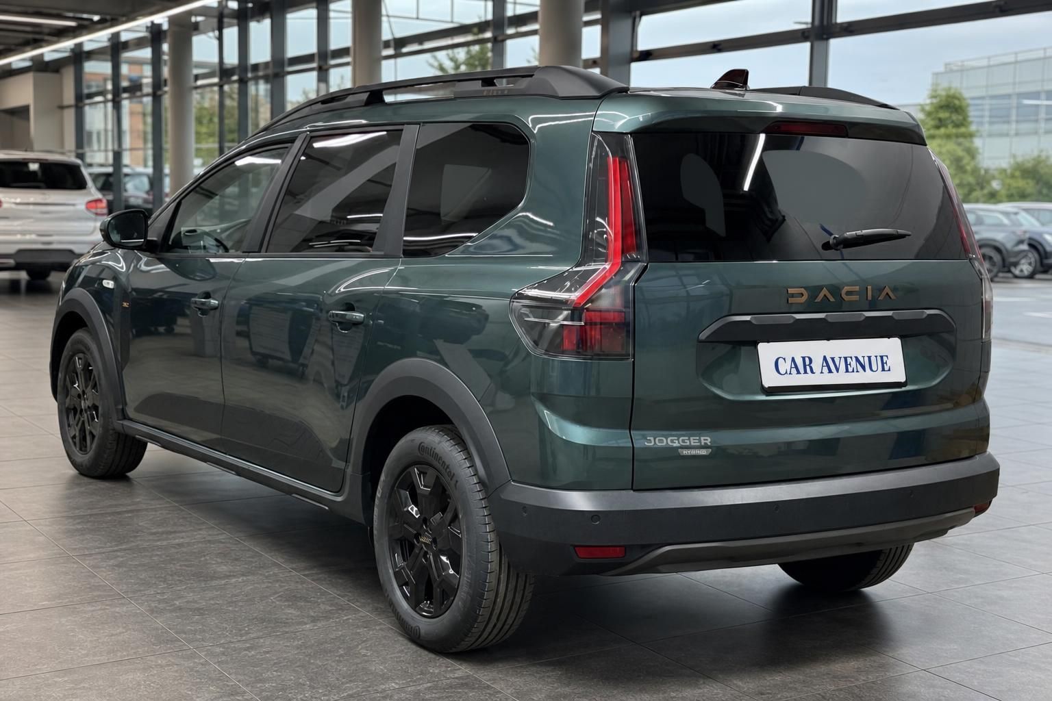Dacia Jogger SUV grün metallic schräge Heckansicht - praktischer 7-Sitzer