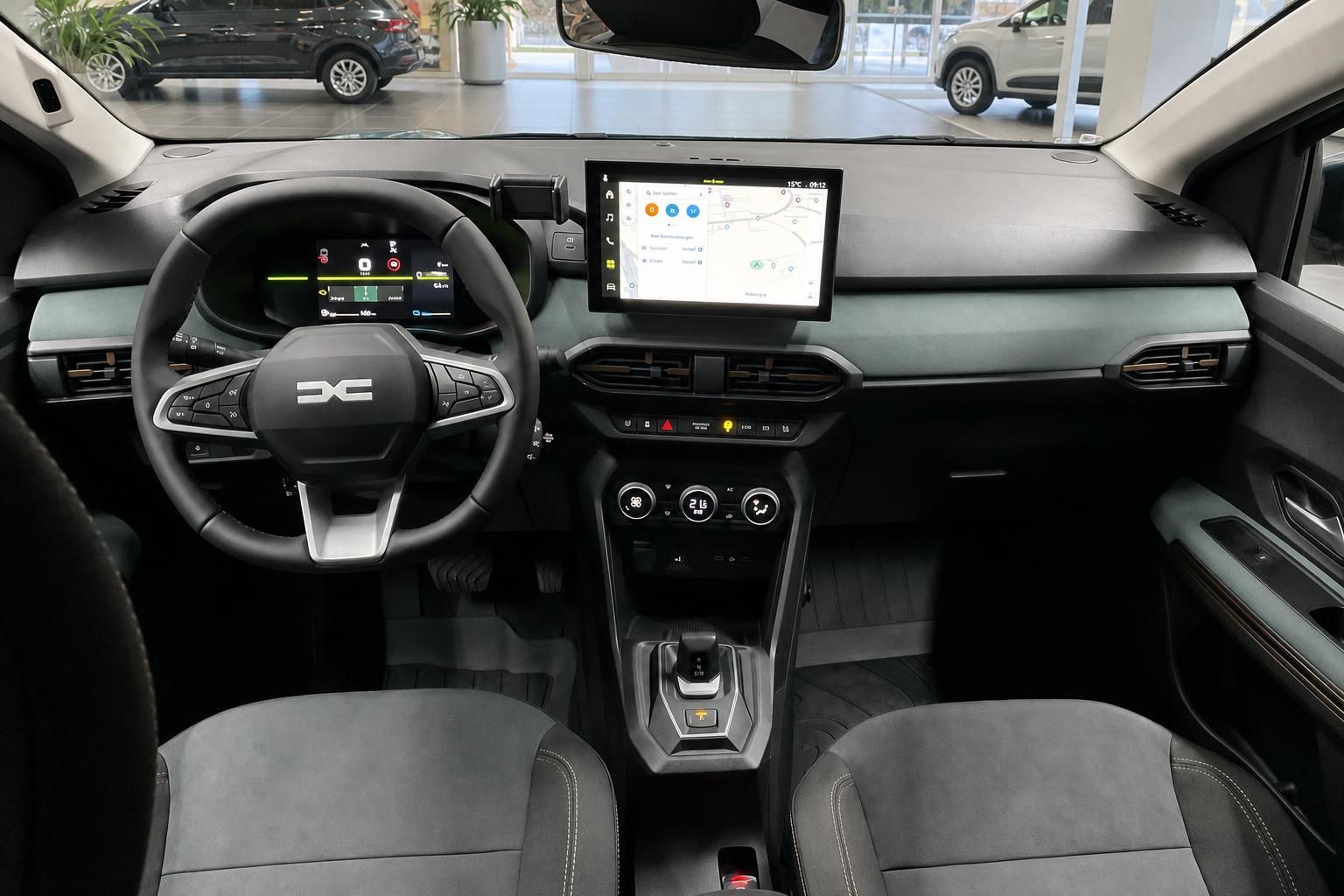 Armaturenbrett mit Touchscreen, Lenkrad und digitalen Anzeigen im modernen Fahrzeug