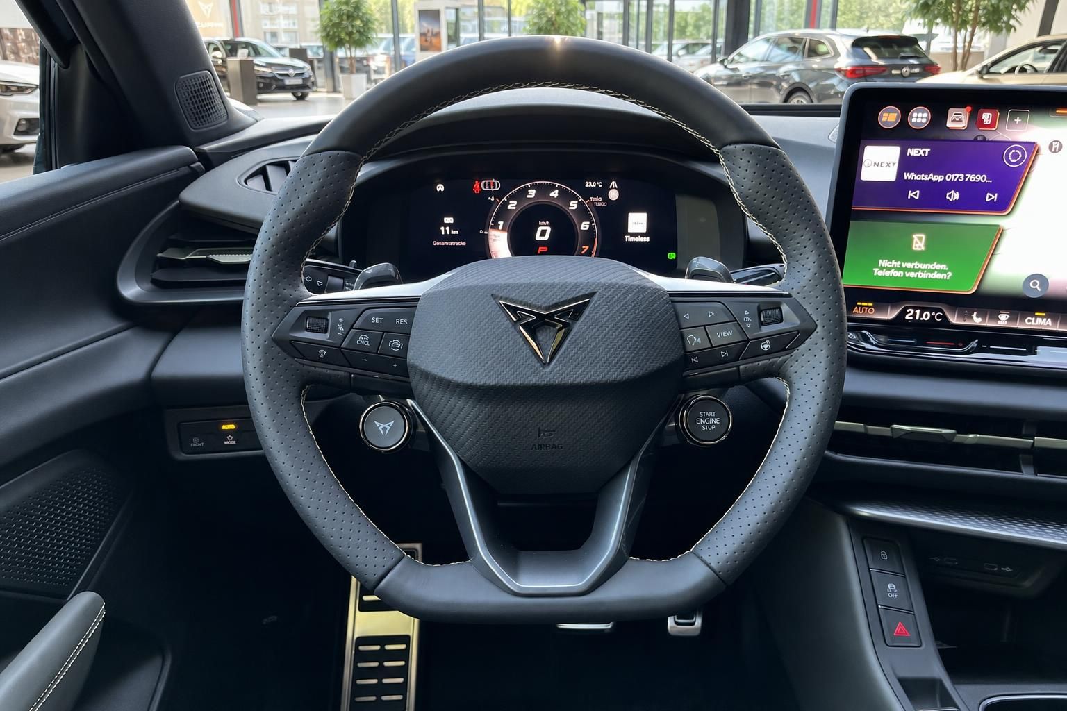 Cupra Lenkrad mit Digitalcockpit und Infotainment-Display im Innenraum
