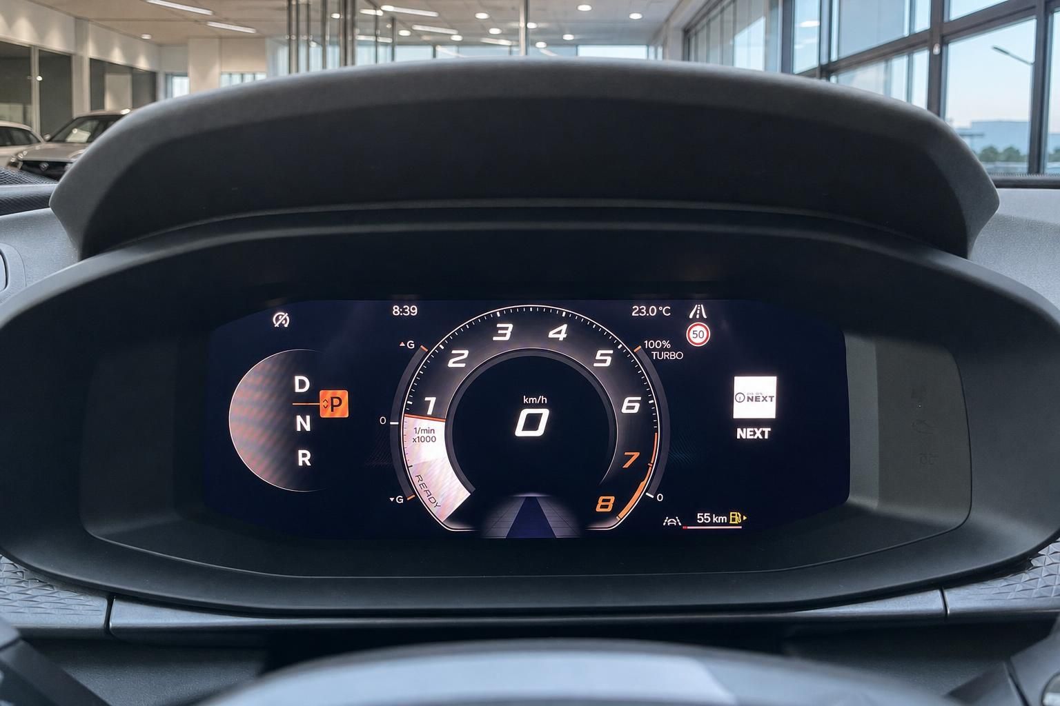 Digitales Kombiinstrument mit Tacho und Gangwahl im Fahrzeug