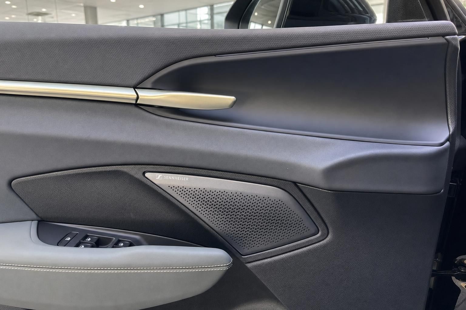 Türverkleidung mit Sennheiser Lautsprecher im Fahrzeuginterieur