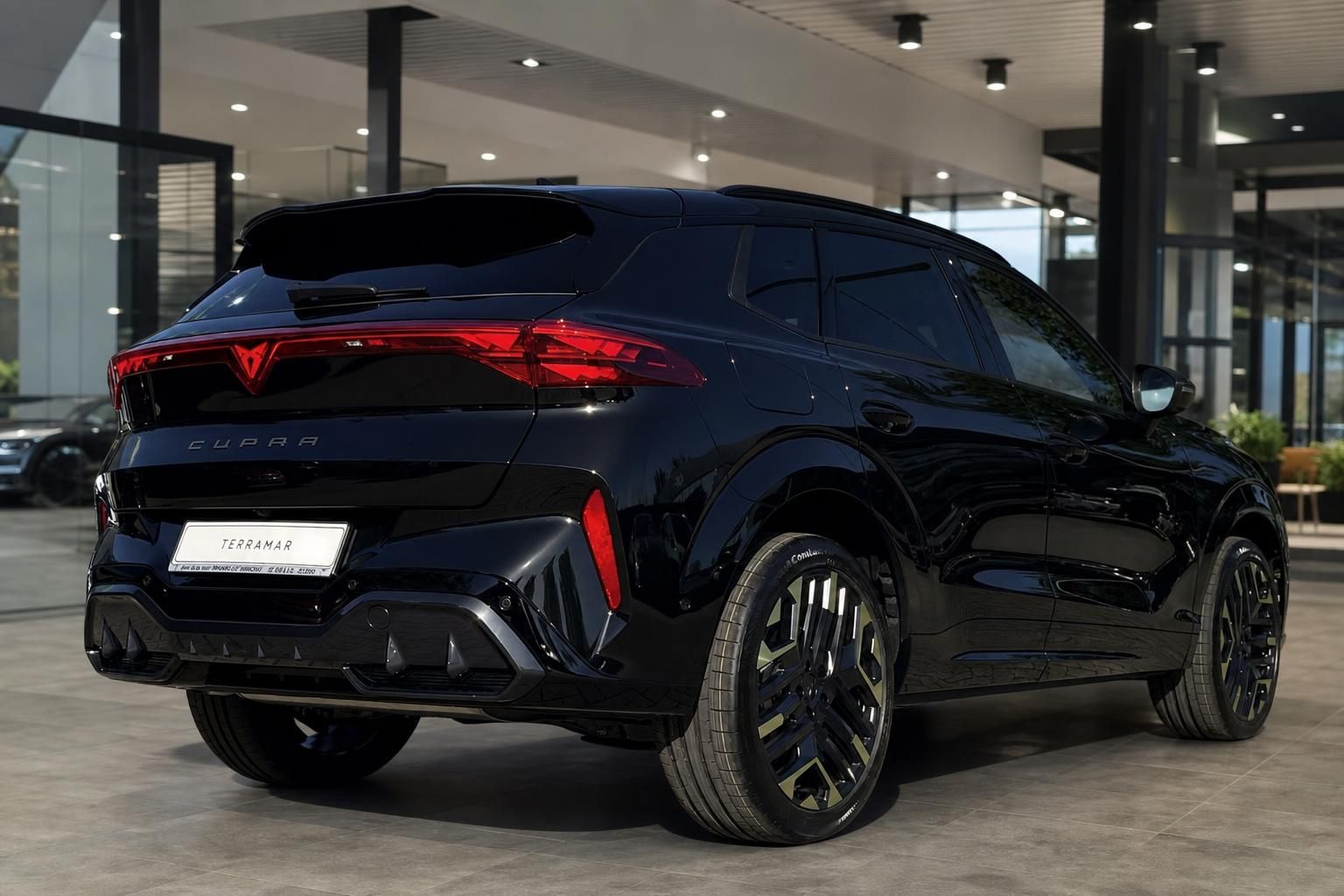 Cupra Terramar schwarz Heckansicht mit LED-Ruecklichtern im Showroom