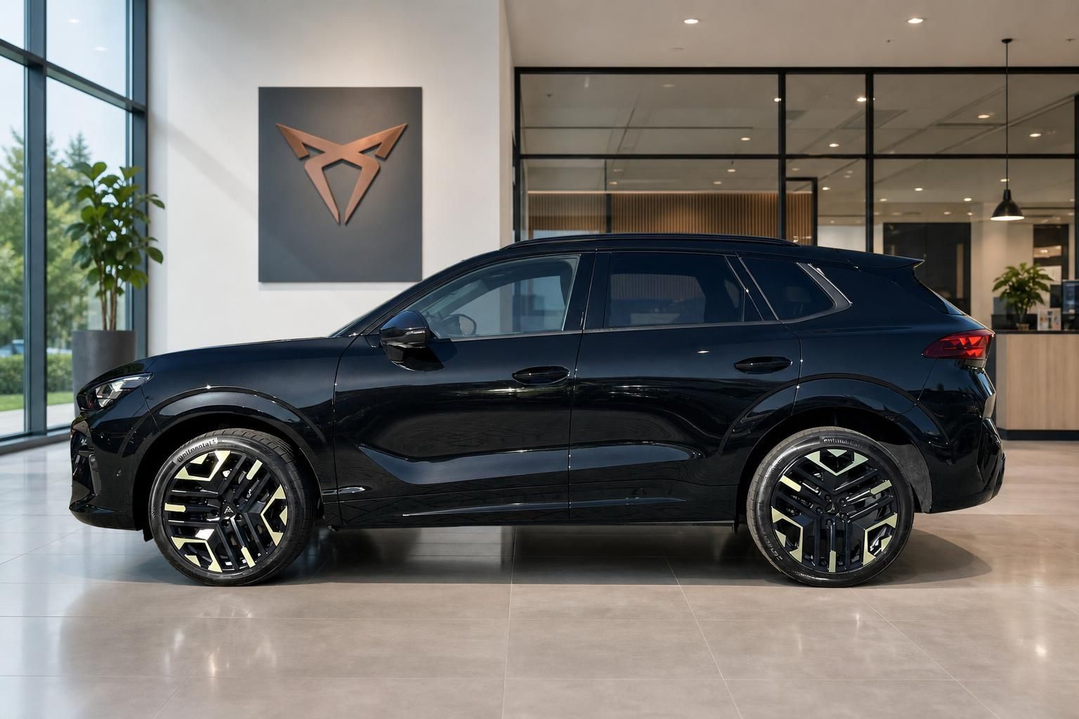 Cupra Terramar schwarz Seitenansicht im Autohaus Showroom