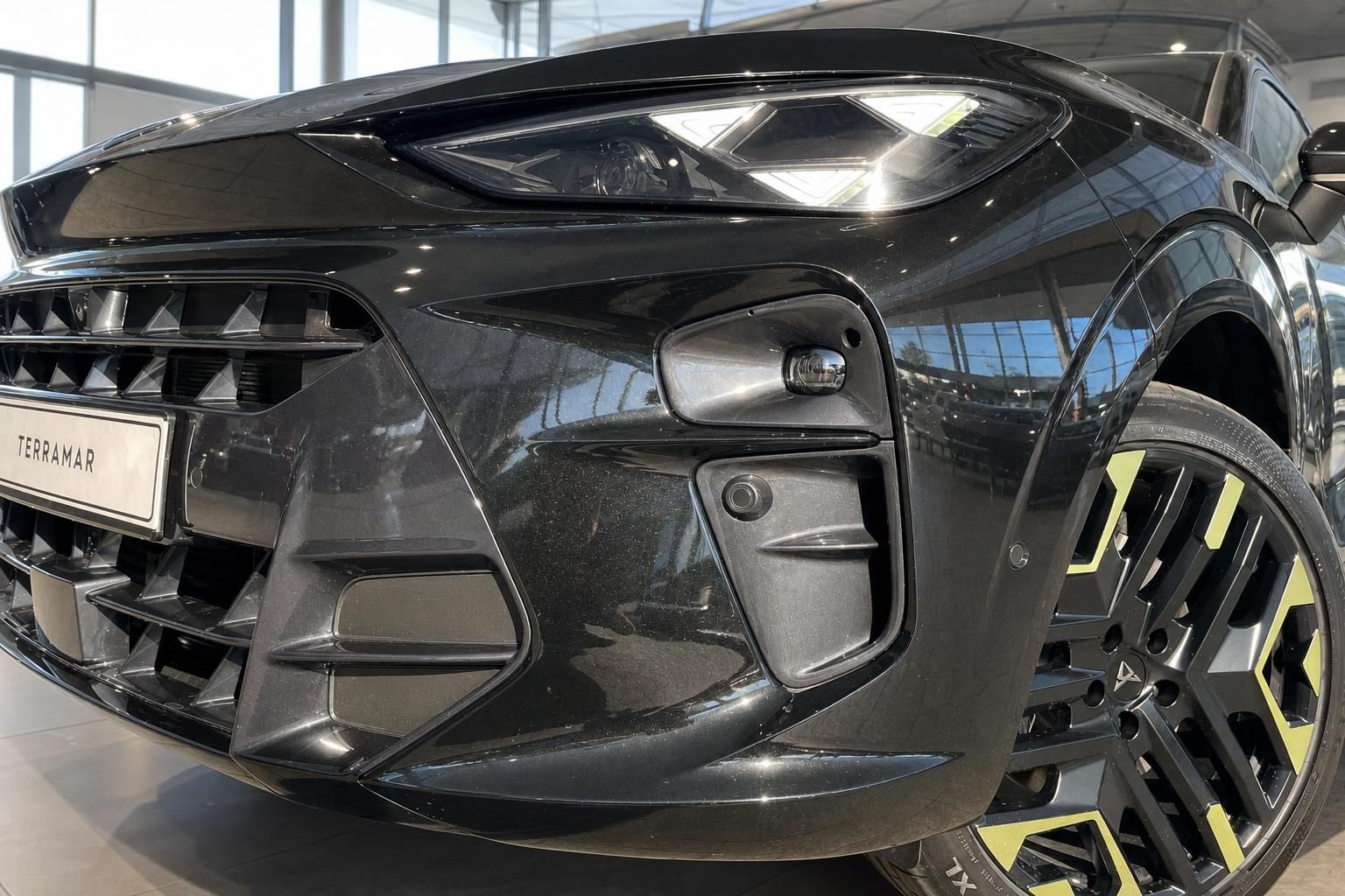 Cupra Terramar Frontstoßstange mit Kühlergrill und Felge im Detail