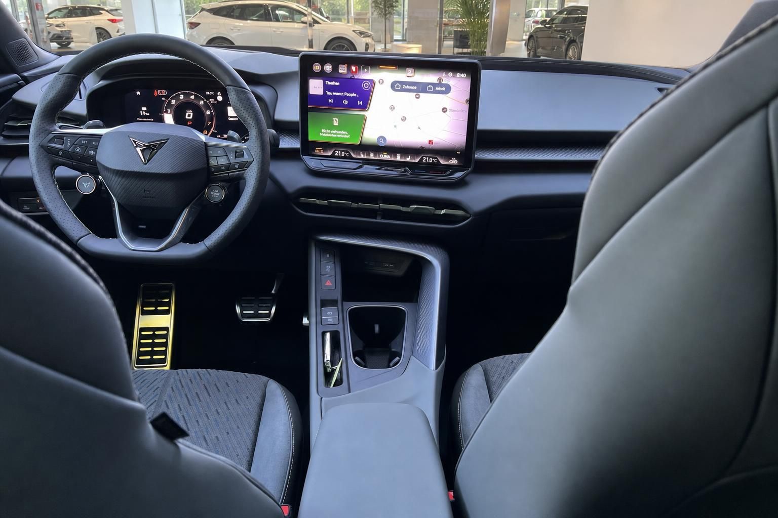Cupra Terramar Innenraum mit Infotainment-Display und Mittelkonsole