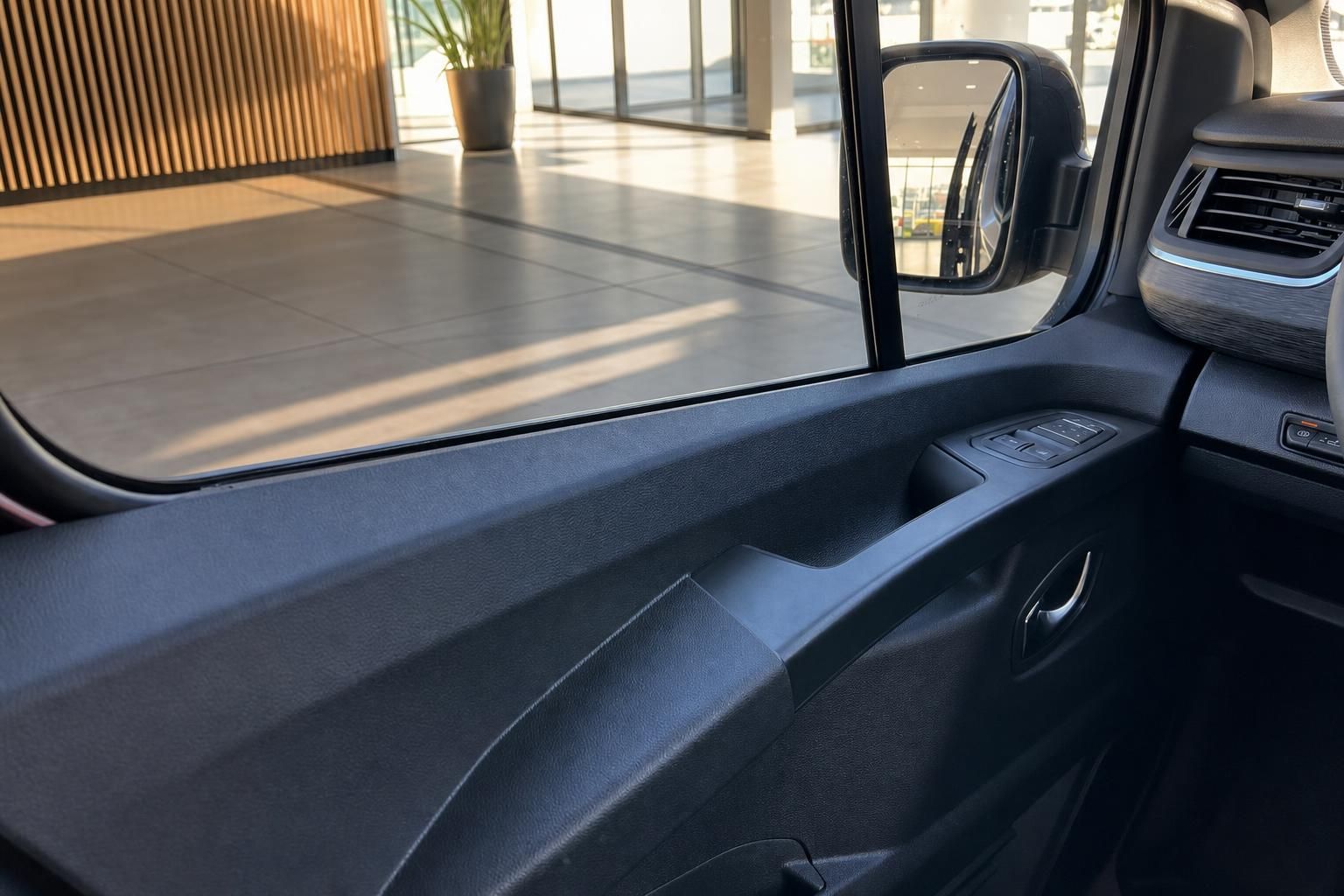 Fahrzeug Innenraum Detail mit Außenspiegel und Fensterbedienung