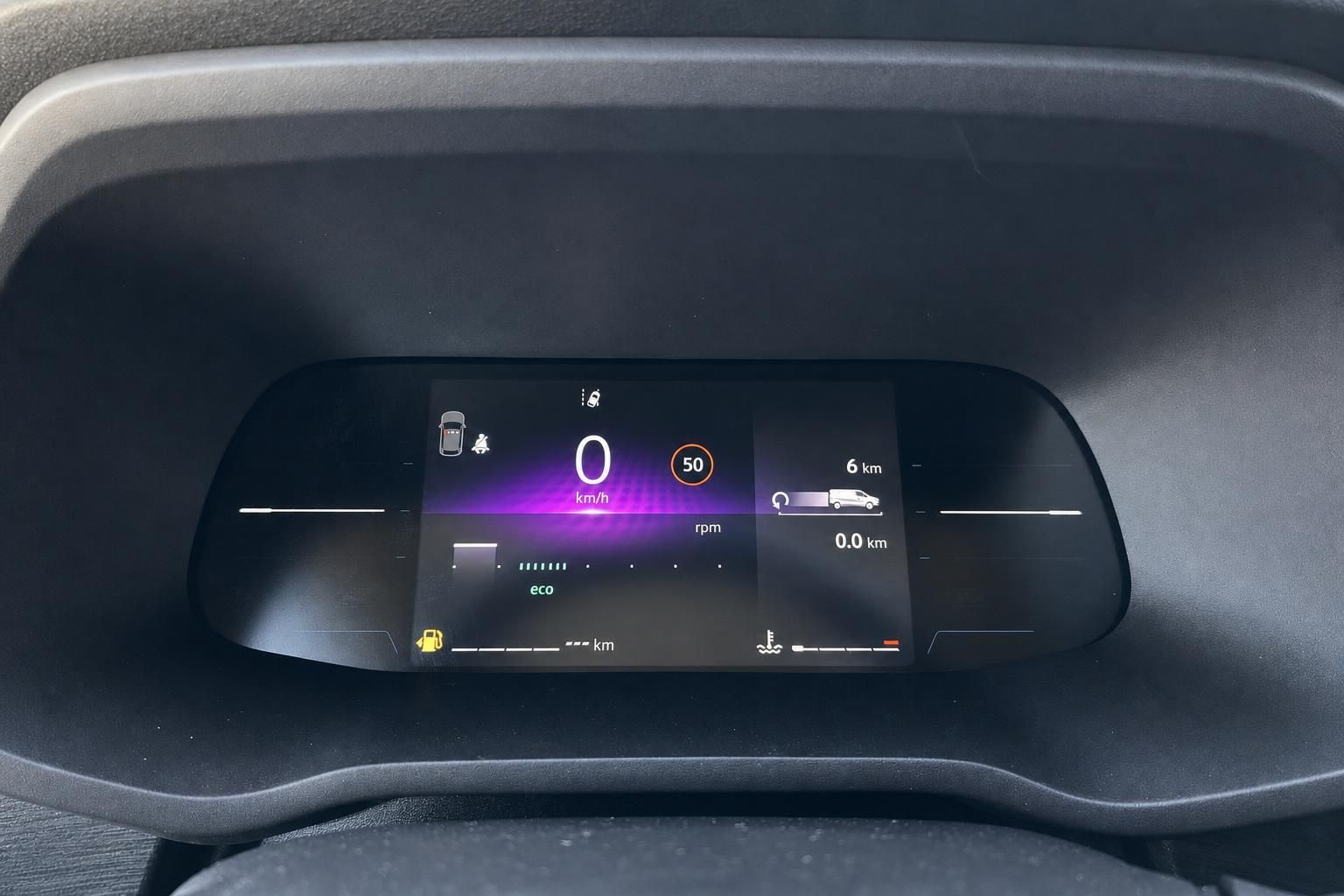 Digitales Armaturenbrett Display mit Geschwindigkeitsanzeige und Fahrzeugnavigation im Innenraum
