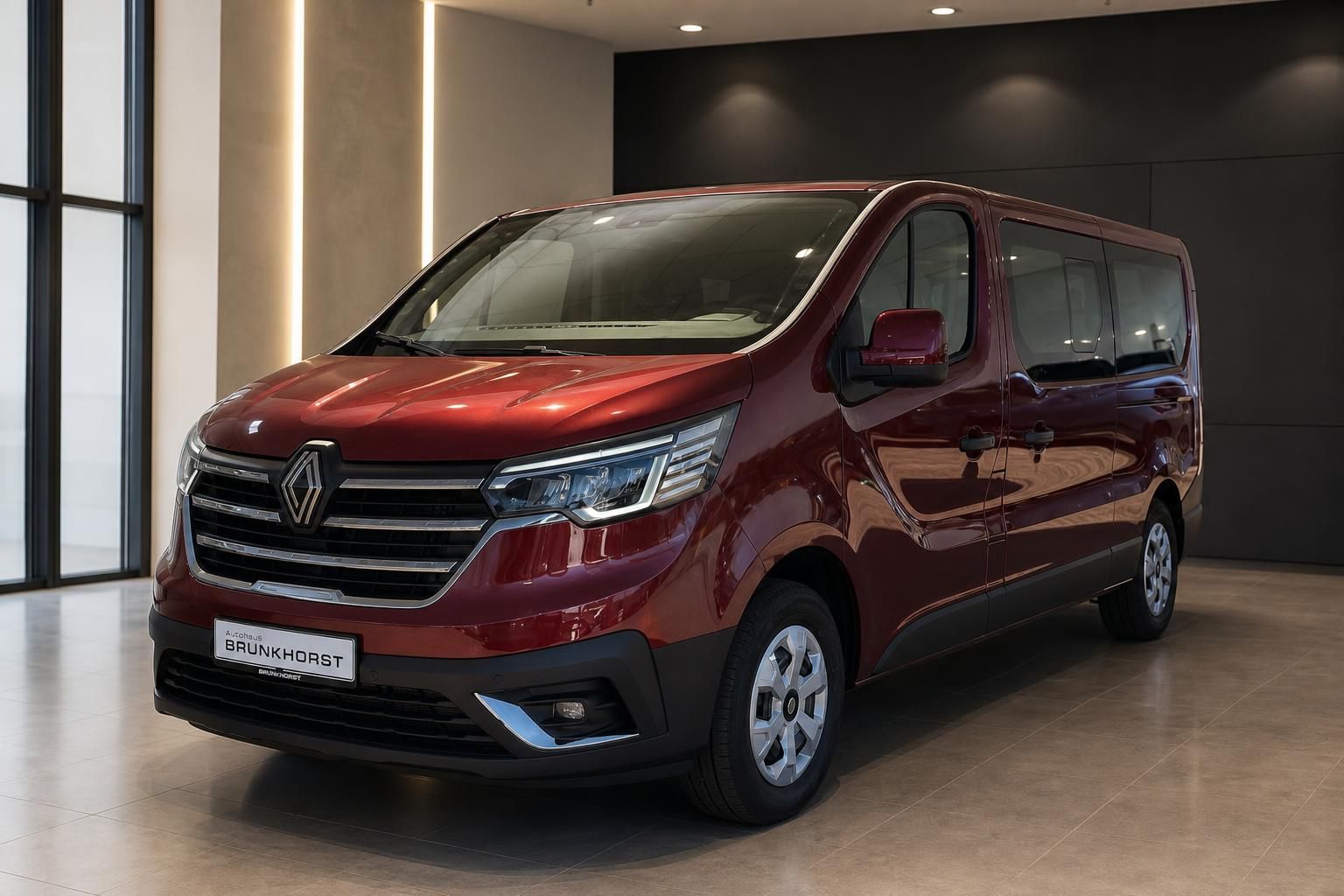 Renault Trafic roter Transporter im Autohaus Brunkhorst - Seitenansicht des Nutzfahrzeugs
