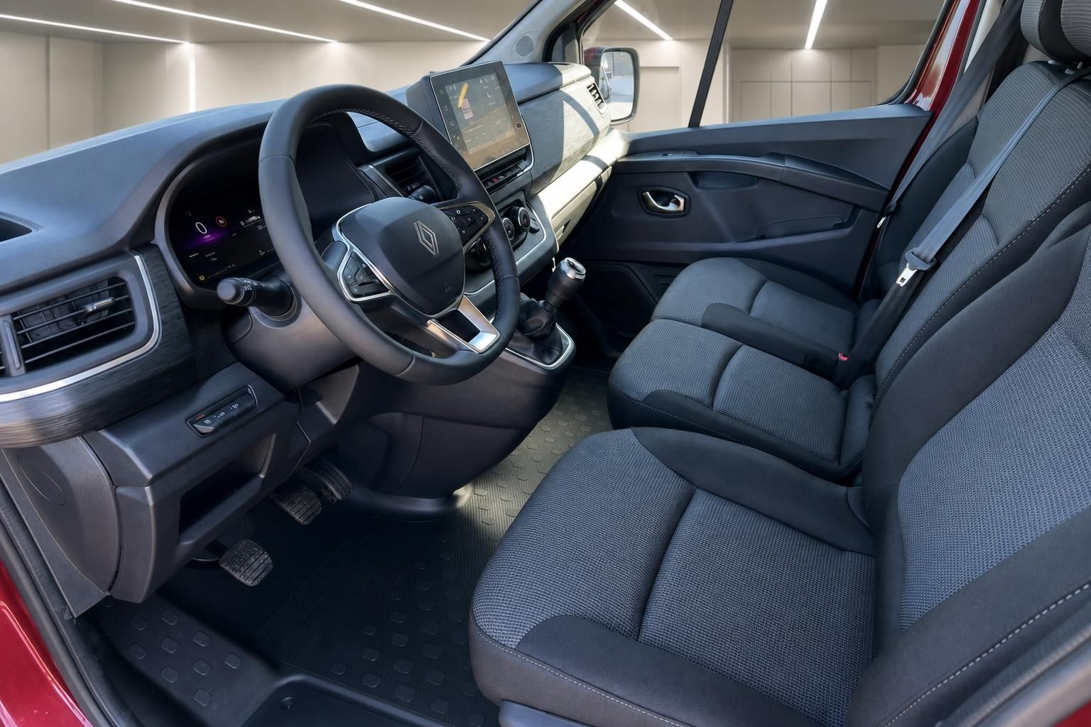 Renault Trafic Innenraum vorne - Armaturenbrett mit Touchscreen und Stoffsitze in grau