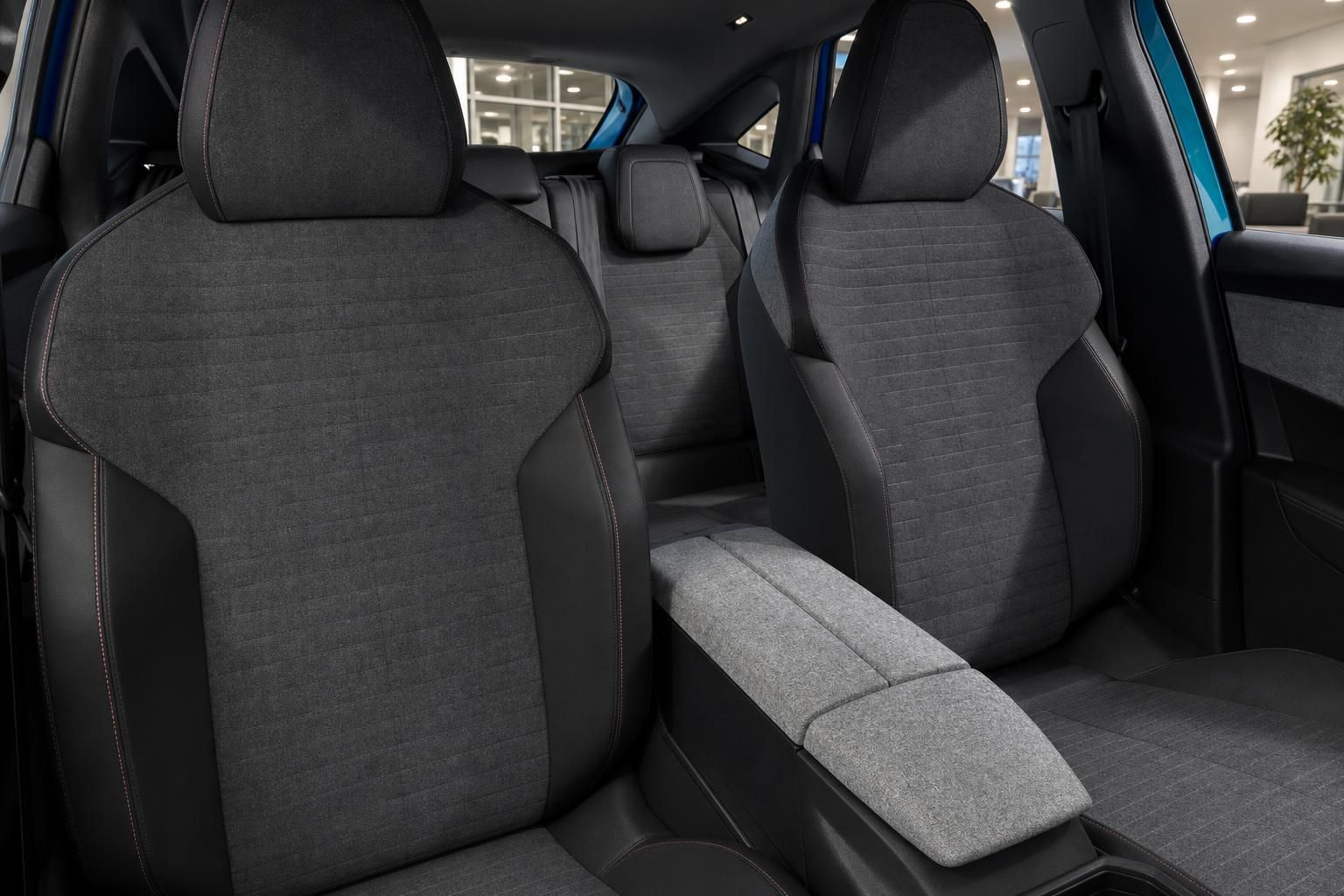 Peugeot Innenraum mit Sitzen in Stoff-Leder-Kombination und Panoramablick