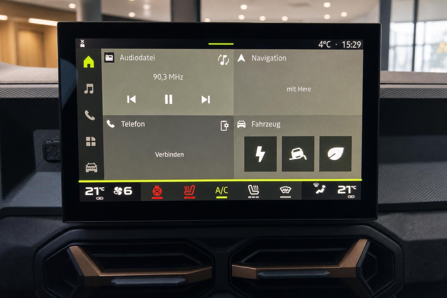 Touchscreen-Display im Auto zeigt Infotainment-System mit Navigation und Klimasteuerung