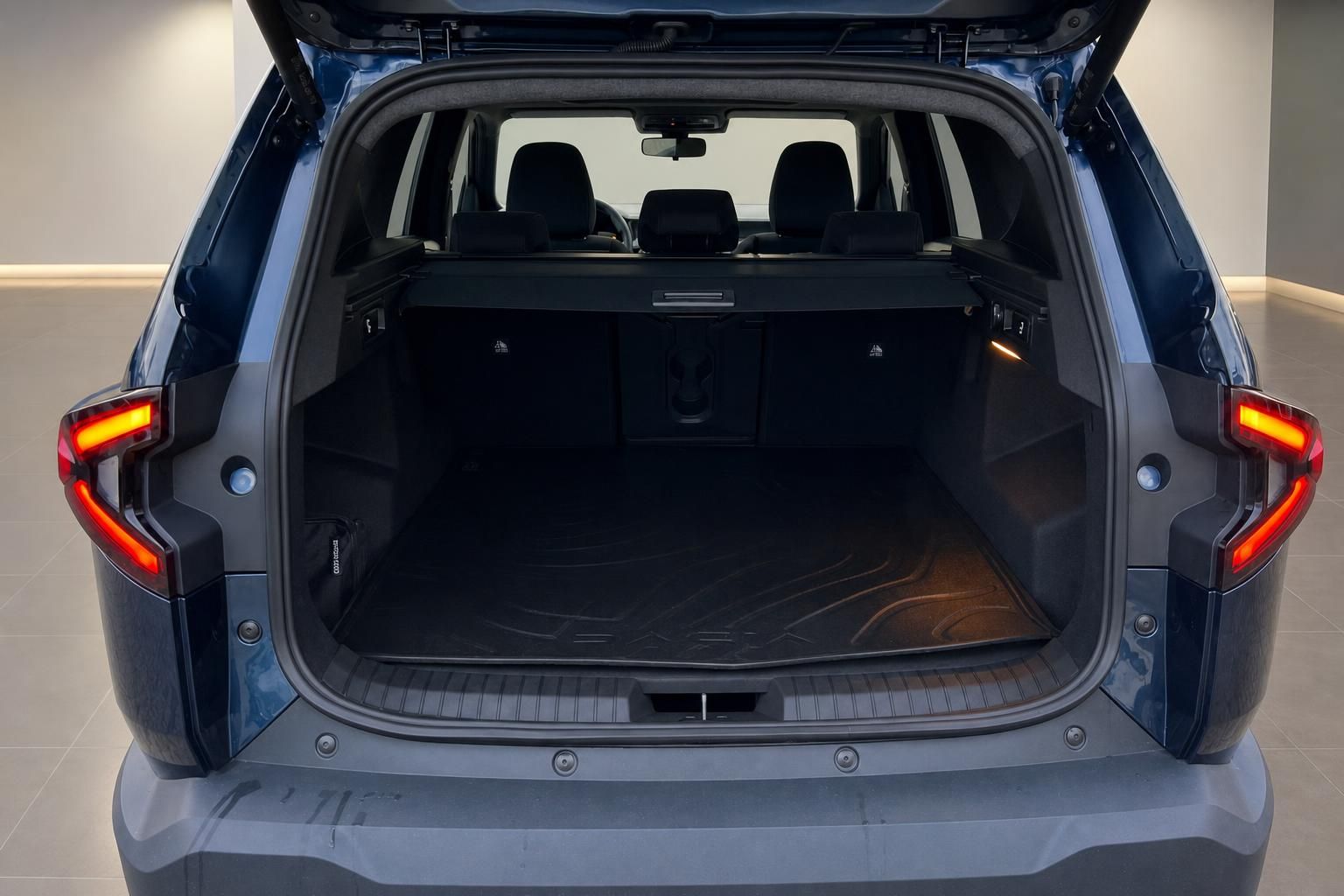 Kofferraum eines blauen SUV mit geöffneter Heckklappe und LED-Rücklichtern im Autohaus