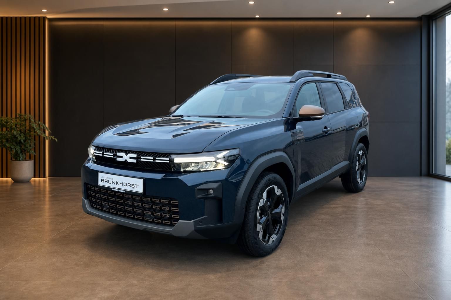 Dacia Bigster SUV Frontansicht in blau mit modernem Design im Autohaus Showroom