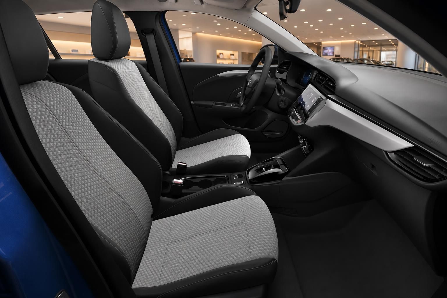 Opel Corsa Innenraum mit Stoffsitzen und Touchscreen-Display