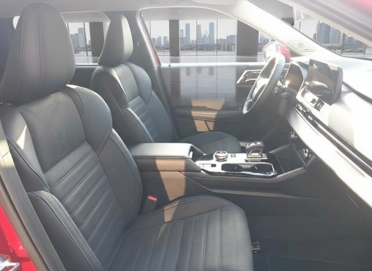 Fahrzeuginnenraum mit schwarzen Ledersitzen, modernem Infotainmentsystem und elegantem Cockpit-Design