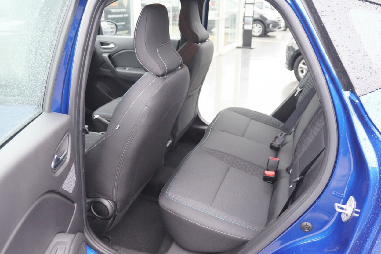 Blauer PKW Innenraum Rücksitzbank schwarzes Kunstleder mit Sicherheitsgurten