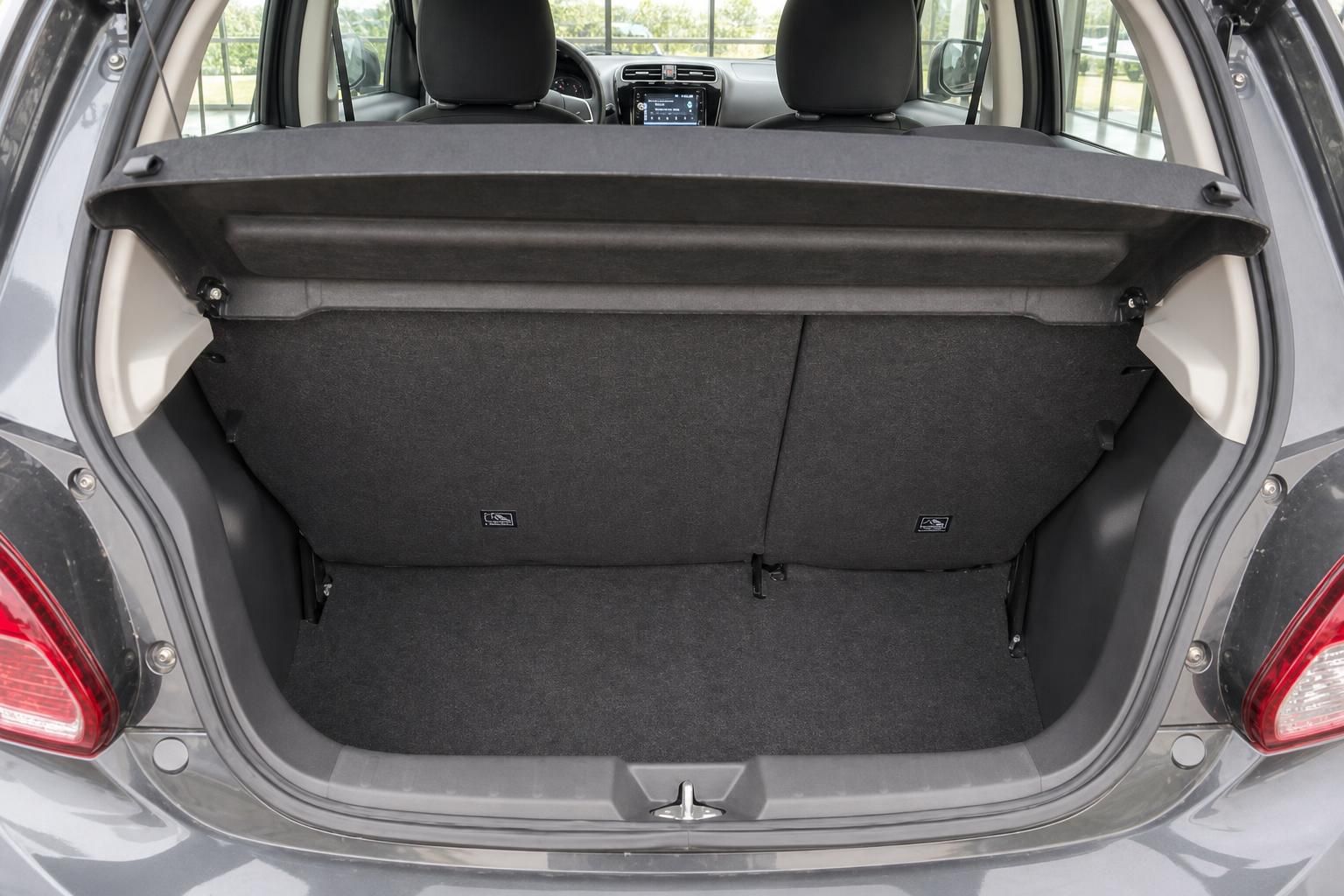 Mitsubishi Space Star Kofferraum geöffnet mit Laderaumabdeckung grauer Innenraum