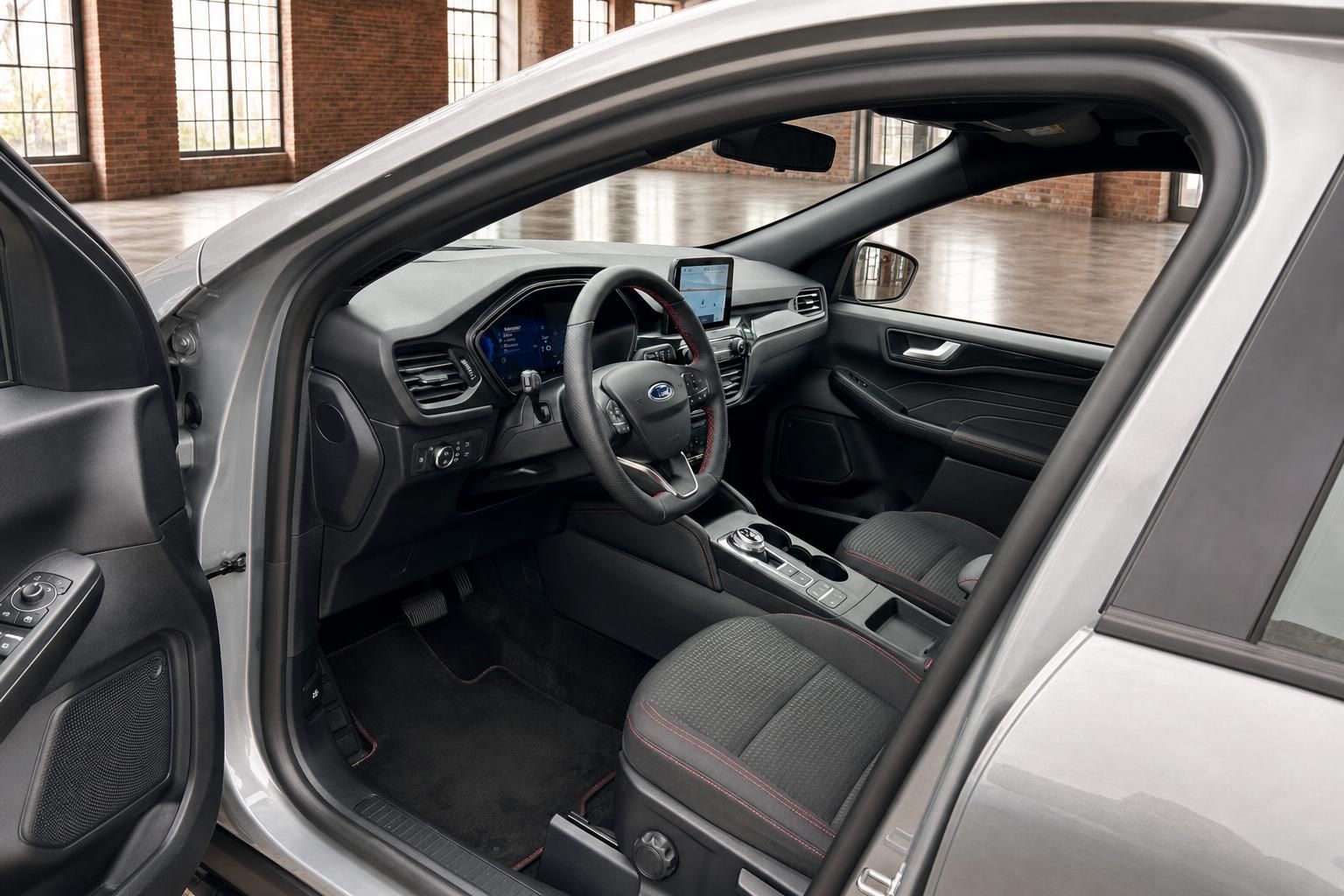 Ford Kuga Innenraum mit Cockpit und Lederlenkrad