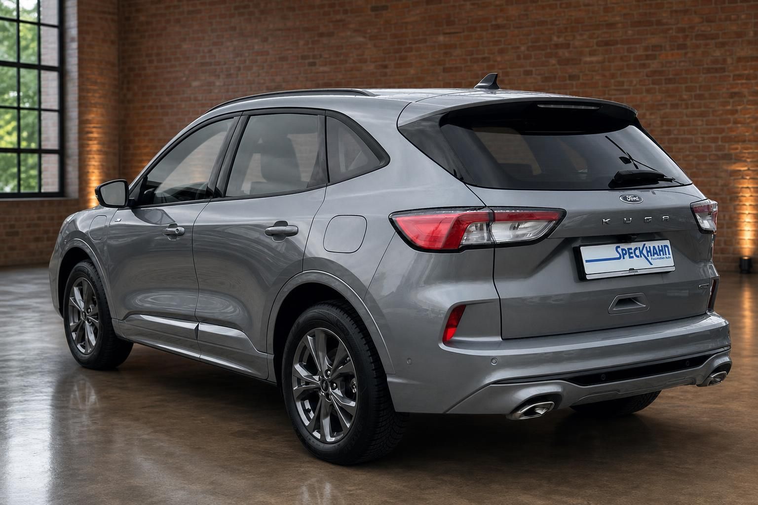 Ford Kuga silber Heckansicht schräg mit Rücklichtern